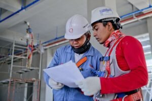 Constructores realizando labores con ingenieros