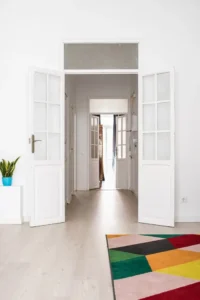 Piso reformado con puertas abiertas