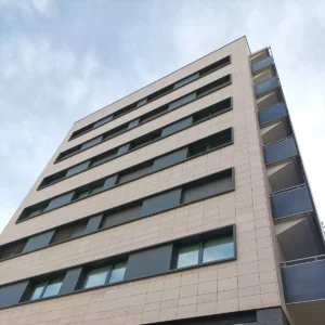 Fachada con sistema de ventilación