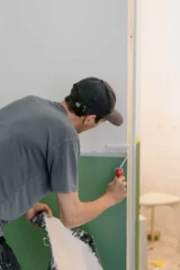 Pintor realizando su labor en una habitación